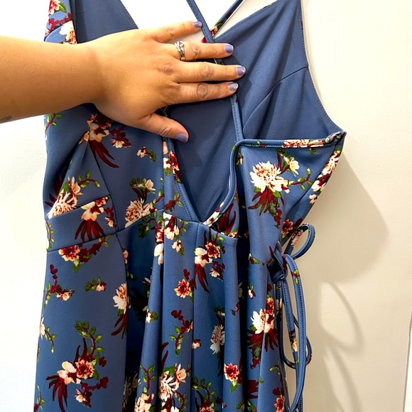 Blue crisscrossed back floral dress - Picture 3 of 5